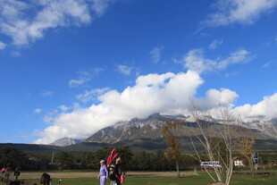 雪山下的户外休闲场景