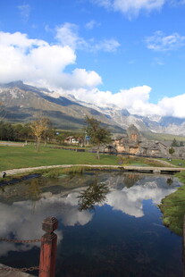 山间河畔美景如画