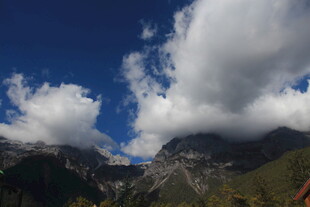 蓝天白云下的壮美山峦
