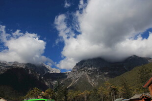 山间美景 蓝天白云覆青山