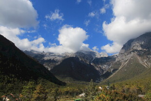 壮丽山谷蓝天白云美景