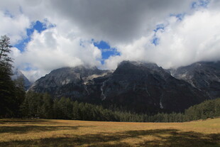 山间旷野 云雾缭绕的美景