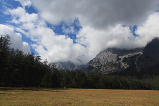 山间草地蓝天白云美景