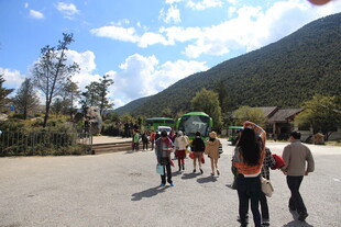 游客漫步于山间休闲小道