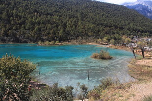 梦幻蓝湖 山林环绕美景