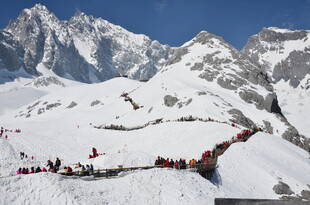 雪山徒步队伍壮观景象