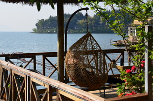 湖畔木质露台吊椅美景