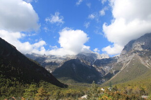 壮丽山谷间的蓝天白云