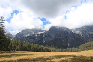 山间草原壮丽风光