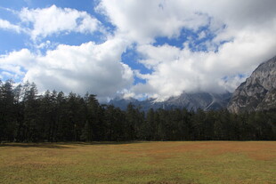 草原山林间的蓝天白云