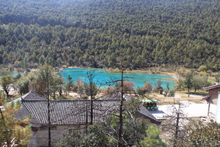 山林间的蓝湖与建筑景观