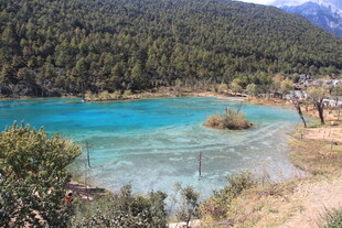 梦幻蓝湖 山间的澄澈美景
