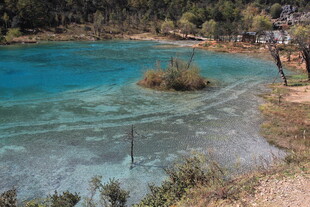蓝湖美景 澄澈湖水与岸边景