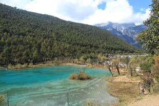 蓝绿色湖水与山林美景