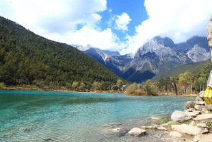 清澈湖畔的壮丽山景