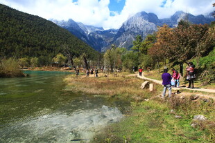 山间小径的徒步美景