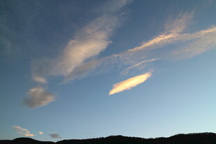 黄昏天空中的美丽云彩