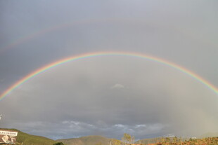 天空中绚丽的彩虹景观