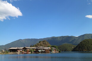湖畔古村落 青山碧水间