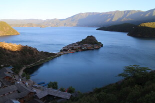 美丽湖景与周边山峦风光