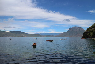 宁静湖面与远处山峦