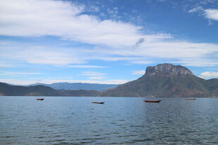 湖光山色中的静谧小船