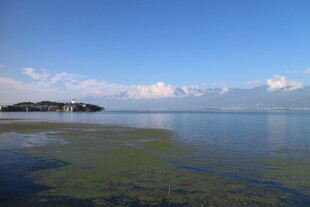 宁静湖景 天边白云悠悠