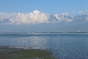 湖畔蓝天与白云美景