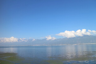 蓝天碧水间的宁静湖景