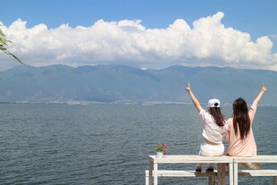 情侣赏湖景 惬意美好