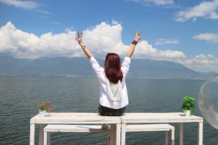 女子高台舒展拥抱好风景