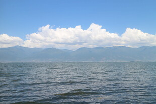 蓝天碧水间的壮阔湖景