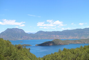 青山碧水间的秀丽湖景