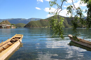 湖畔木舟 宁静山水风光