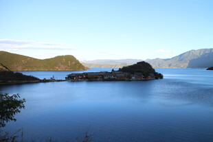 宁静湖面与远处山峦景色