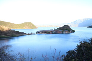 宁静湖景中的山间村落