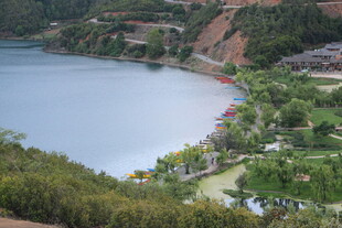 湖畔风光 绿树环绕的宁静景致