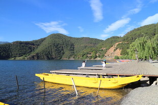 湖畔黄色小船停靠码头