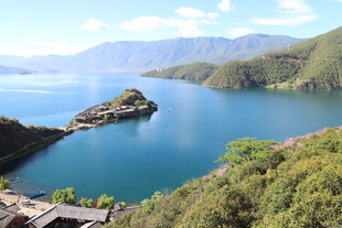 美丽湖景中的半岛风光