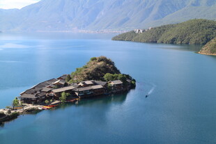 湖中小岛风光秀丽