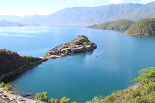 美丽湖中小岛风光