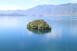 湖中小岛的静谧风光