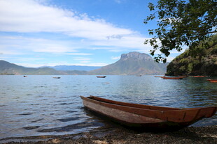 湖畔孤舟 静谧山水风光