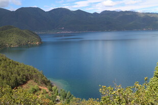 美丽湖景与青山相依