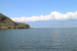 湖畔风光 远山与蓝天相伴