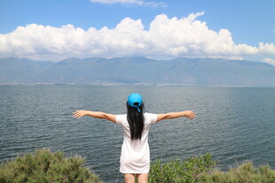 女孩海边展臂拥抱大自然