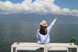 女子倚栏向远方