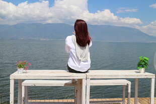 女孩独坐赏景的静谧时刻