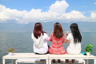 三女孩临海背坐赏景