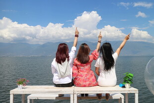 三女孩赏景欢呼美好瞬间